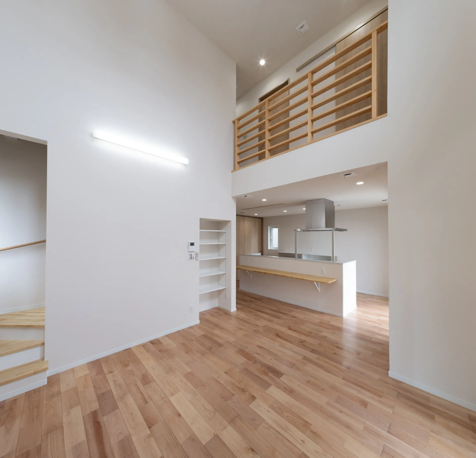 リビング：立体的なつながりができ2階建てでも一体的な空間。