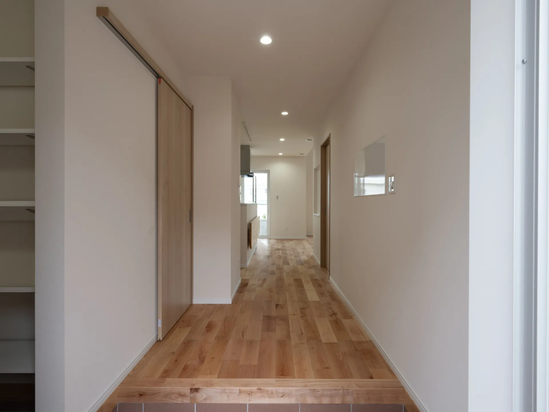 ゆとりのある玄関ホールと廊下、西南桜の床が上質な空間へとアプローチ。