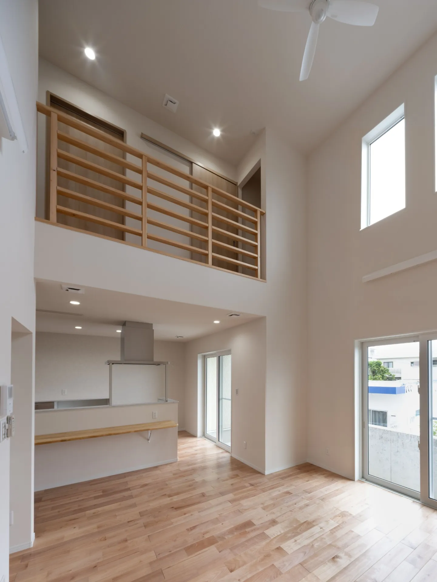 リビング：吹抜けが明るさと開放的な空間を作り出している。