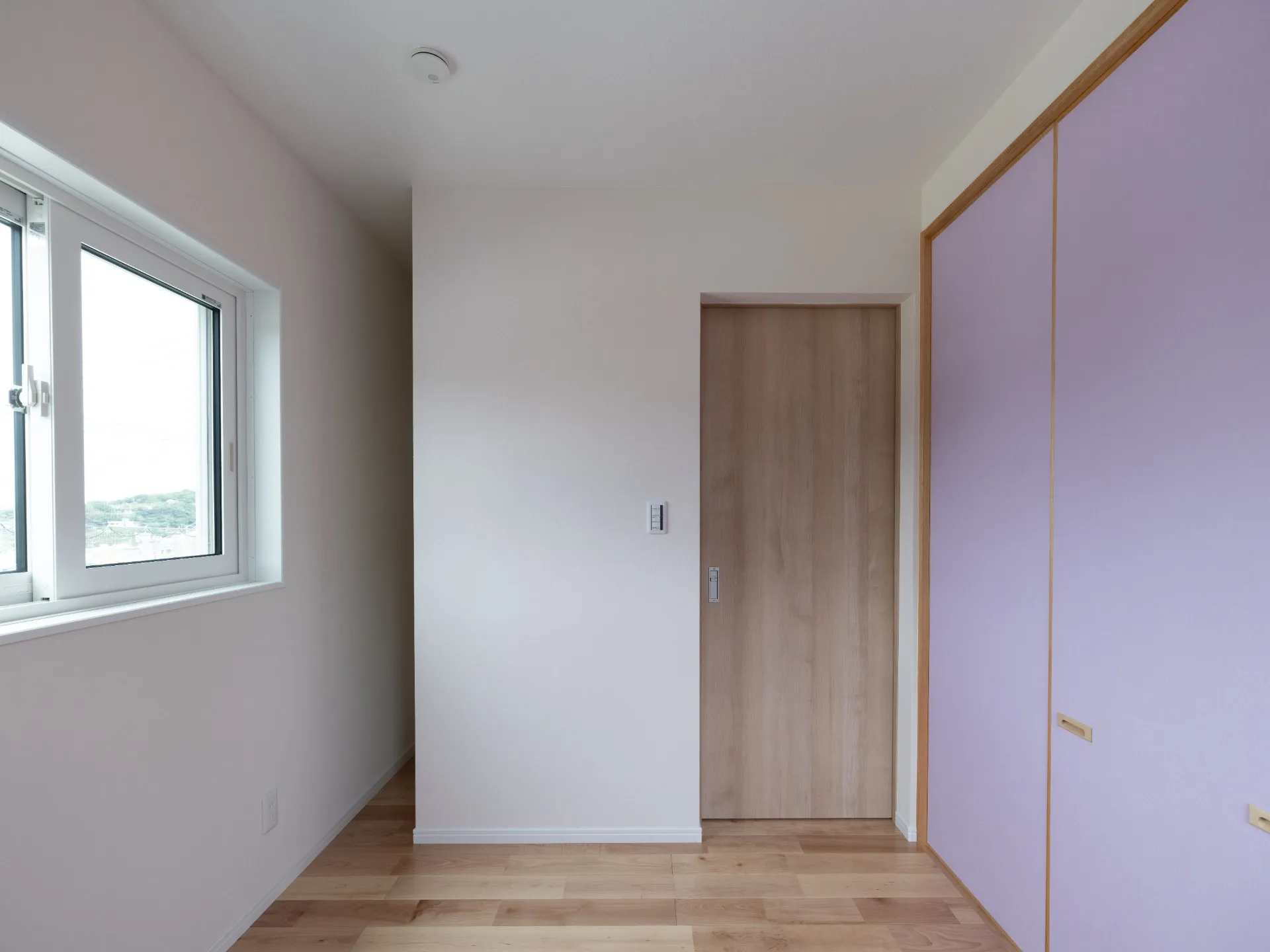 子ども室①：3.8帖の子ども室は可動間仕切りで区分けしている。